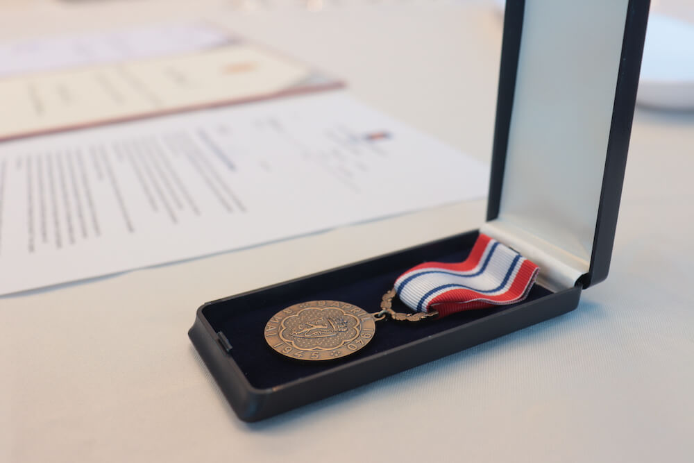 медаль за оборону 1 Друга світова війна грає для столітнього вшанованого в Європі за таємні повітряні місії
